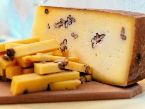 Brânză maturată cu nuci îmbibate în coniac (0.25 kg)